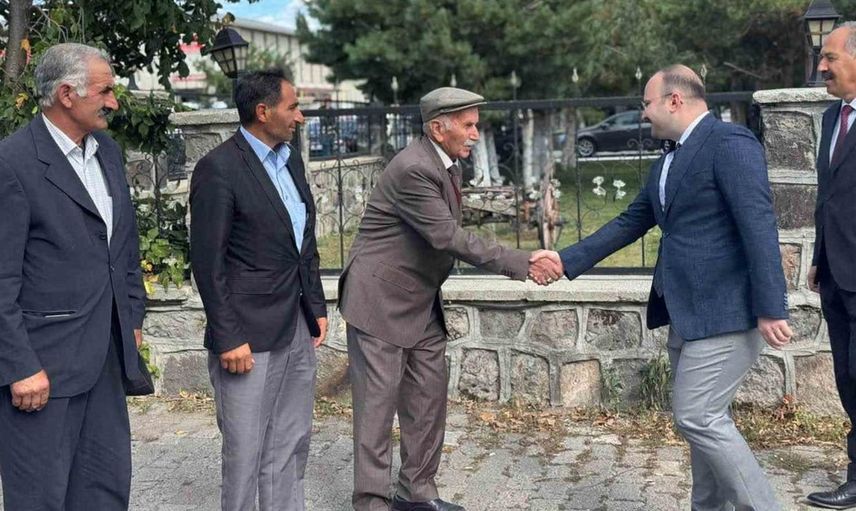 Arpaçay’da muhtarlarla bir araya gelen kaymakam ve başkan, sorunları dinledi