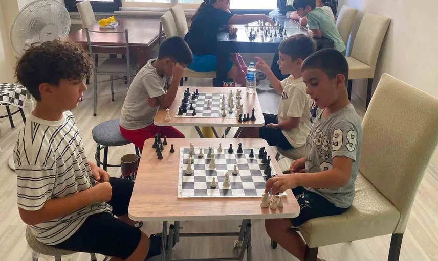 Germencik'te çocuklar yaz tatilinde satranç öğreniyor