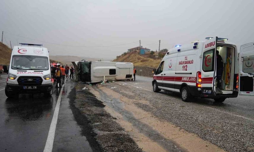 Kırıkkale'de meydana gelen işçi servisi kazasında 1 ağır yaralı