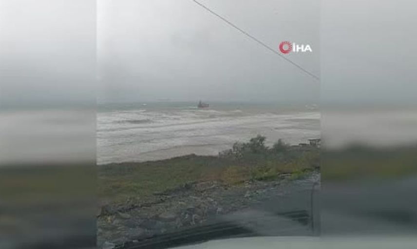 Çatalca'da fırtına nedeniyle sürüklenen gemi, karaya oturdu