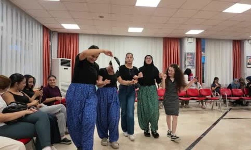 Osmaniye Fıstık Festivali'nde üniversite öğrencileri yer fıstığı kırma yarışmasında buluştu