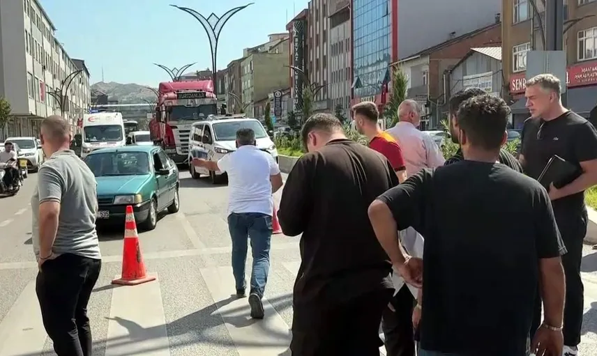 Yaya geçidinde otomobilin çarptığı yaşlı adam hastaneye kaldırıldı