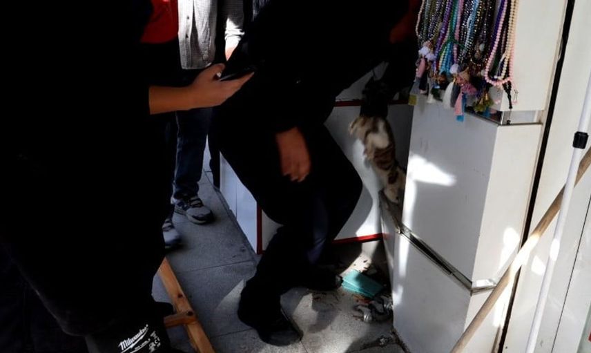 Kırşehir'de kepenkte mahsur kalan kedi itfaiye tarafından kurtarıldı