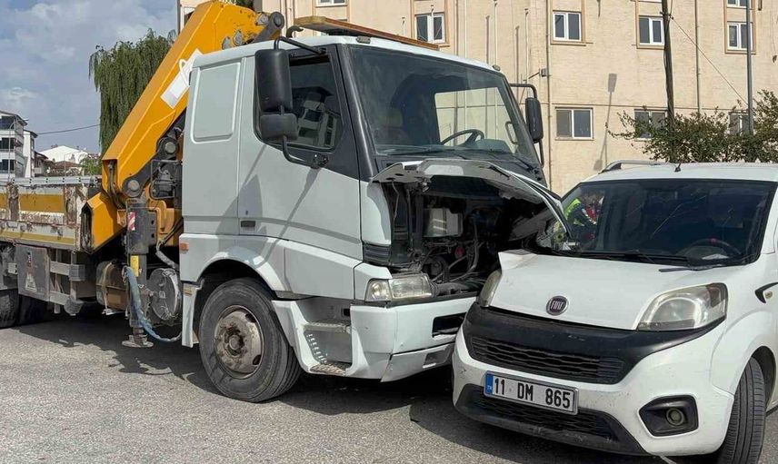 Bilecik'te trafik kazası: vinç ile hafif ticari araç çarpıştı, 1 yaralı
