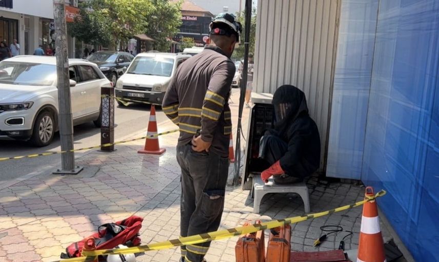 Osmaniye'de elektrik trafosunda yangın, vatandaşlar ATM’den para çekmeye devam etti