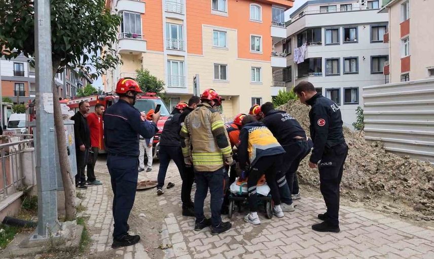 Avcılar'da yaşlı kadının rögar kapağına basıp düştüğü kaza herkesi şaşırttı