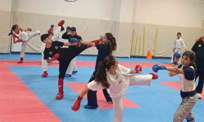 Eskişehir'deki genç karateciler, 6 gün boyunca antrenman yapıyor