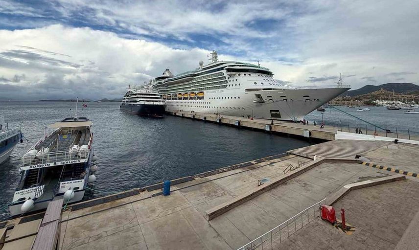 Bodrum Cruise Port'ta iki büyük kruvaziyer seferiyle 2 bin 437 yolcu limana ulaştı