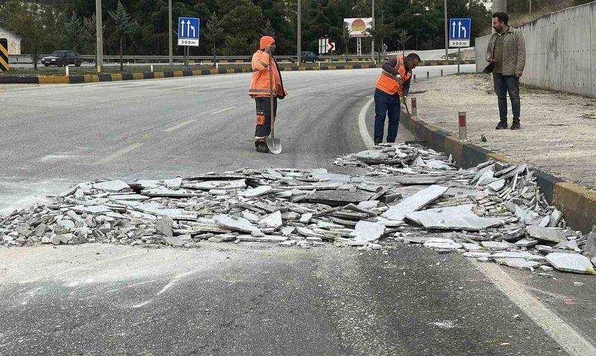 Burdur'da dönüş yapan tırdan mermer parçaları yola düştü