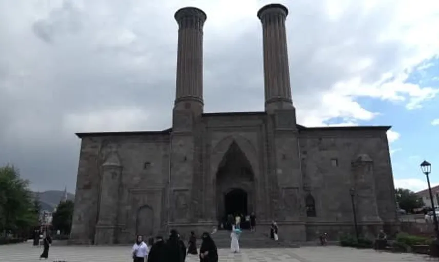 Resim sergisinde duygu dolu an: Muhsin Yazıcıoğlu’na özel yağlı boya tablo