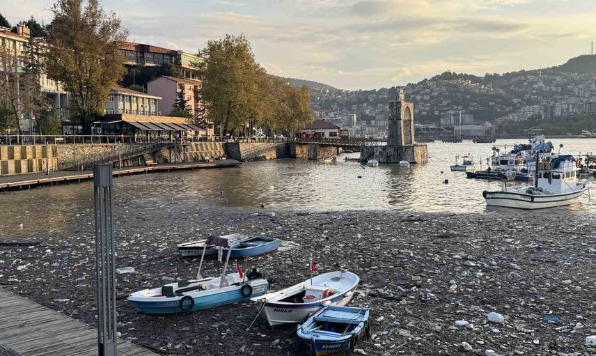 Zonguldak limanında sağanak sonrası ortaya çıkan atıklar vatandaşları şaşırttı
