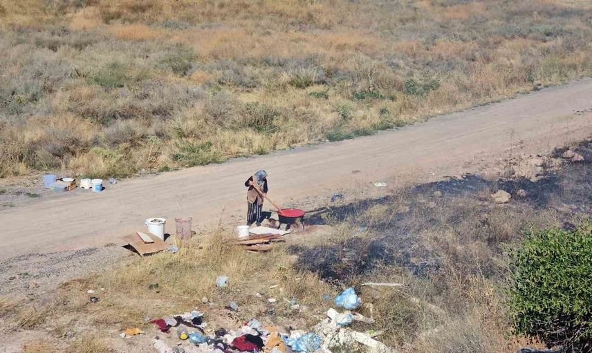 Yangın sönerken salça kaynatan kadın dikkat çekti