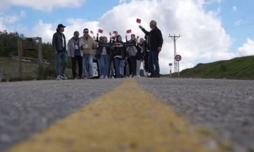 Kurtuluş Yolu'nda öğrencilerle tarihi keşif: Akademisyenler sahada ders verdi
