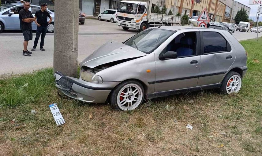 İnegöl'de otomobil direğe çarptı, sürücü hastaneye kaldırıldı