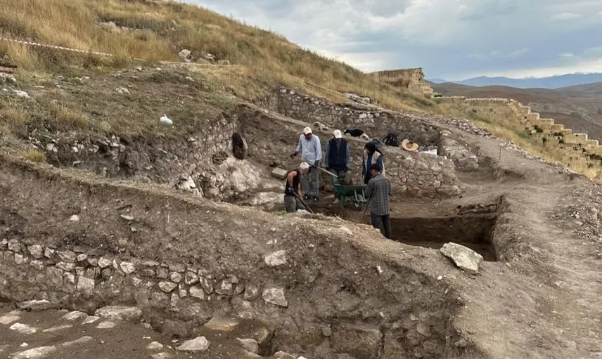 Bayburt Kalesi'nde süren kazılar tarih öncesine ışık tutuyor