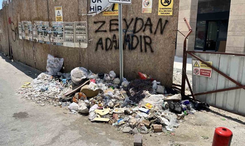 Seyhan'da çöp konteynerleri taştı, cadde ve sokaklar çöple doldu