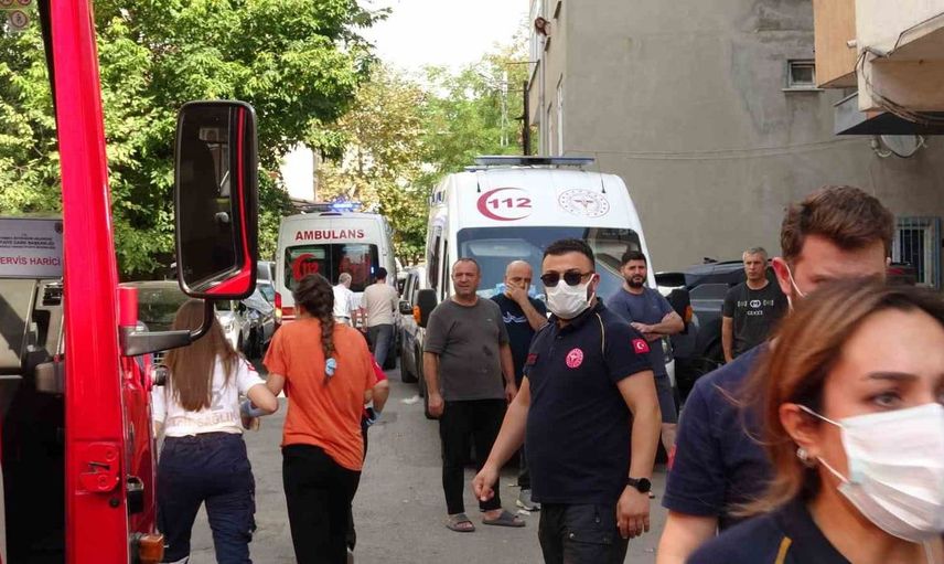 Kartal'daki yangında iki kişi dumandan etkilendi