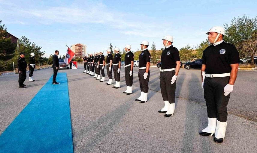 Niğde valisi 807 polis adayına kamu yönetimi dersinde destek verdi
