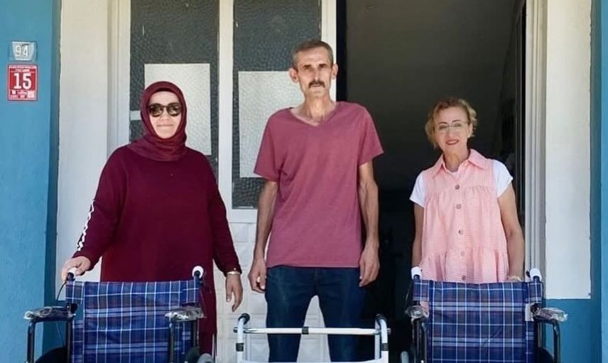 Burhaniye'deki kadın muhtar, hayırseverlerle yardıma koşuyor