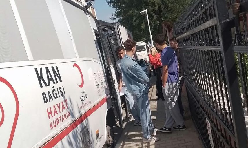 Sarıgöl'de öğrenciler kan bağışıyla hayata dokundu