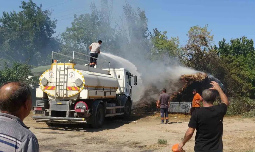 Yangında çiftçinin baba yadigarı traktörü küle döndü