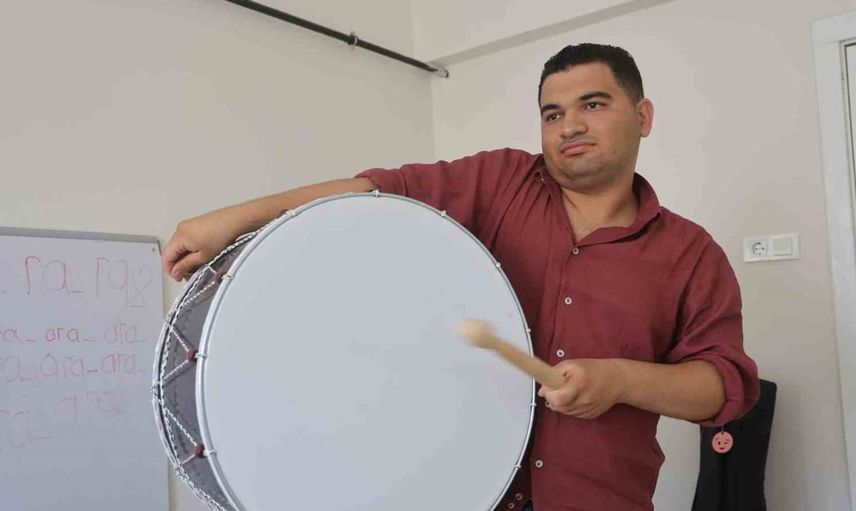 Ertuğrul'un başarı hikayesi: Otizmli genç, konservatuardan mezun oldu