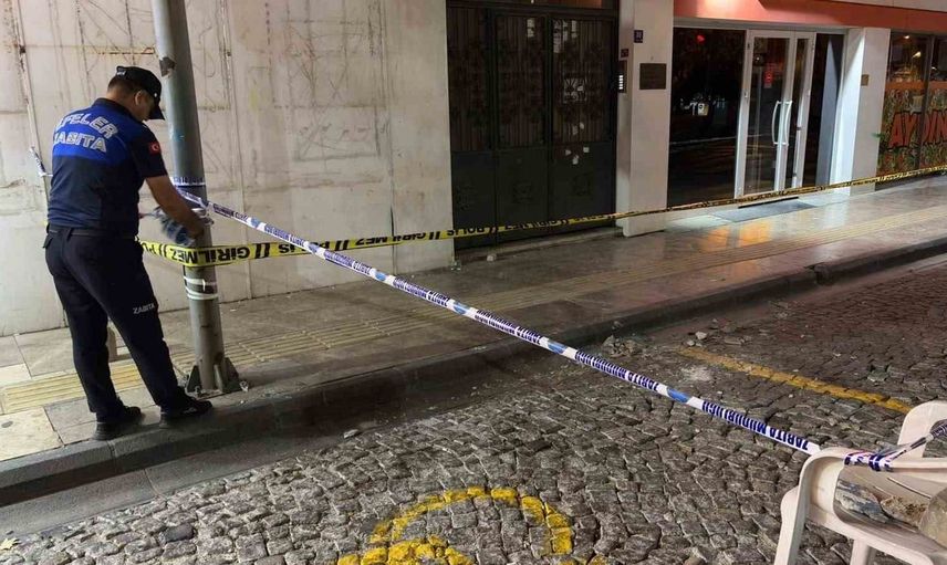 Aydın'da çatıdan düşen beton parçaları yaya ve park halindeki araçları vurdu