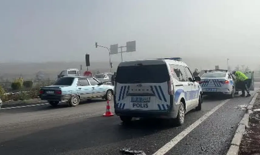 Çorum'da iki otomobilin çarpışması sonucu yaralılar hastaneye kaldırıldı