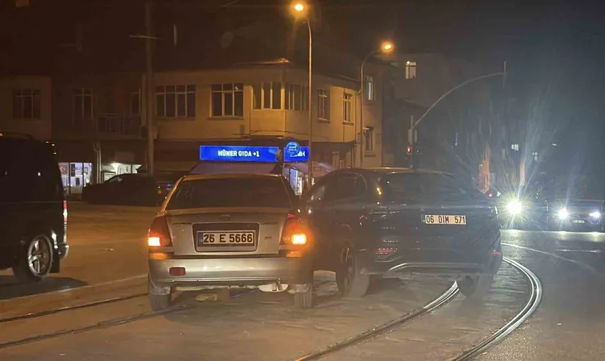 Eskişehir'de kaza: İki otomobil çarpıştı, yaralılar var