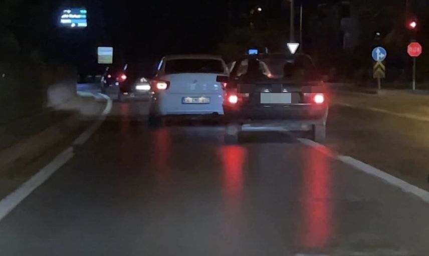 Makas atan sürücü hem yanındakileri hem trafiği tehlikeye attı