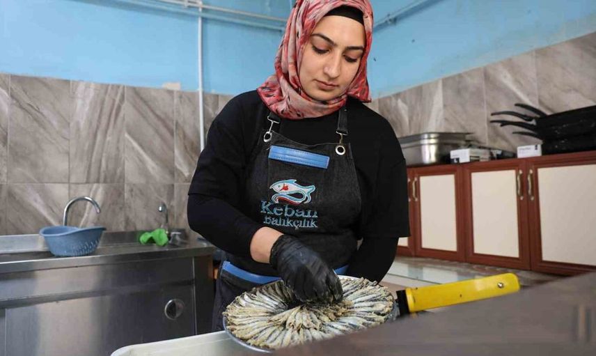 Elazığ’ın tek kadın balık ustası, siparişlere yetişmek için mücadele ediyor
