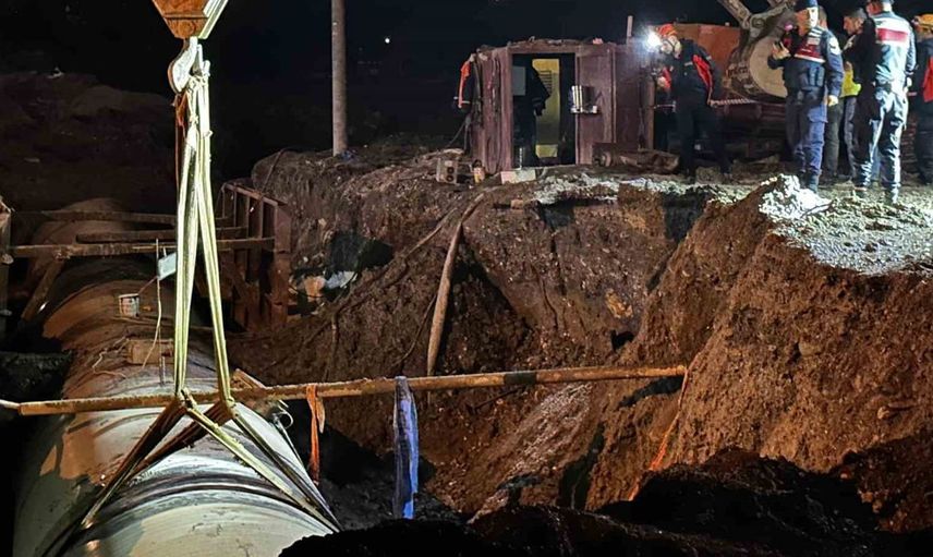 Sakarya'da gece yarısı meydana gelen göçükte işçi kurtarıldı