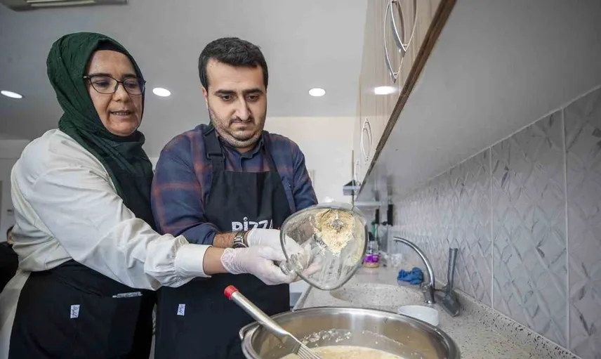 Mersin'deki engelli bireyler mutfak atölyesinde yeni yetenekler kazanıyor