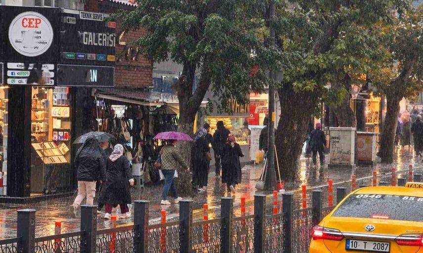 Bandırma'da beklenen sağanak yağış günlük hayatı aksattı