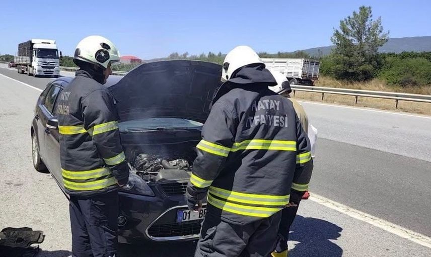 Erzin'de otomobilin motorundan alevler yükseldi
