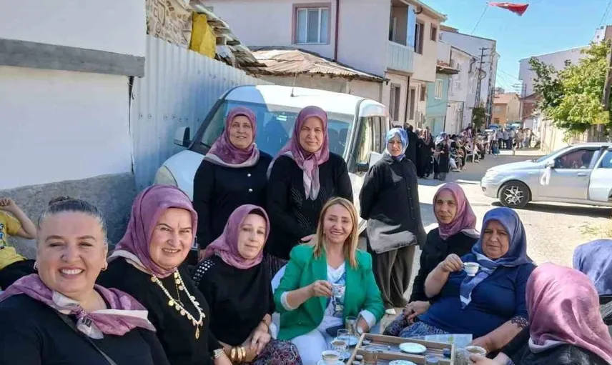 Bilecik'te gelin konvoyunu durduran kadınlar sokakta tavla oynayıp kahve içti