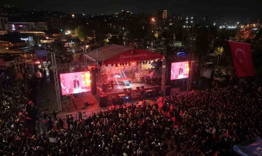 Cumhuriyet coşkusu pendik'te müzikle taçlandı