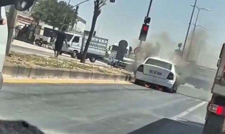 Gaziantep'te seyir halindeki otomobil alev aldı