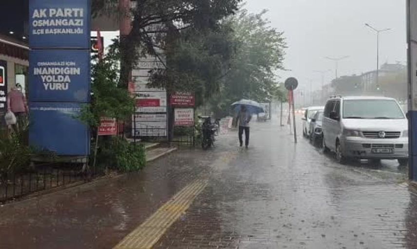 Bursa'da etkili yağış yolları göle döndürdü