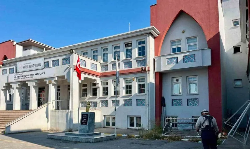 Erenler'de okul bahçeleri yeni eğitim yılı için hazırlık içinde