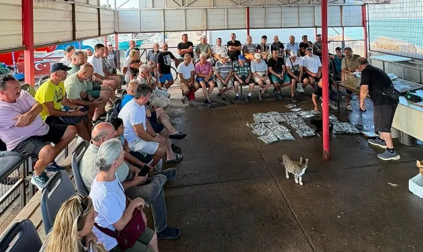 Erdek’te sabah buluşması: balık mezatı hareketliliği