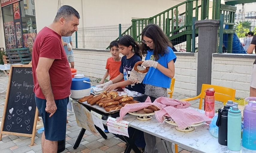 Kozan'daki çocuklar orman yangını mağdurlarına destek için tezgah açtı
