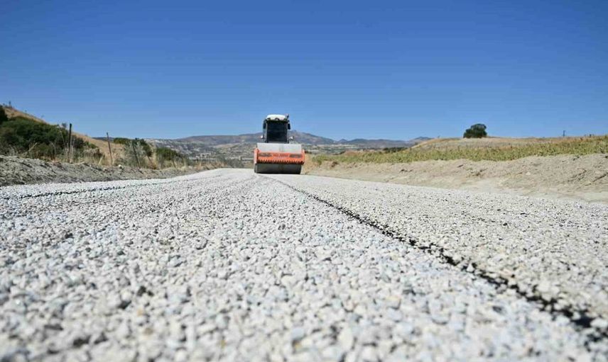 Selendi'de 26 yıl sonra asfalt yenilemesi başlatıldı