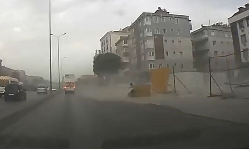 Avcılar'da fırtına nedeniyle inşaat bariyerleri savruldu