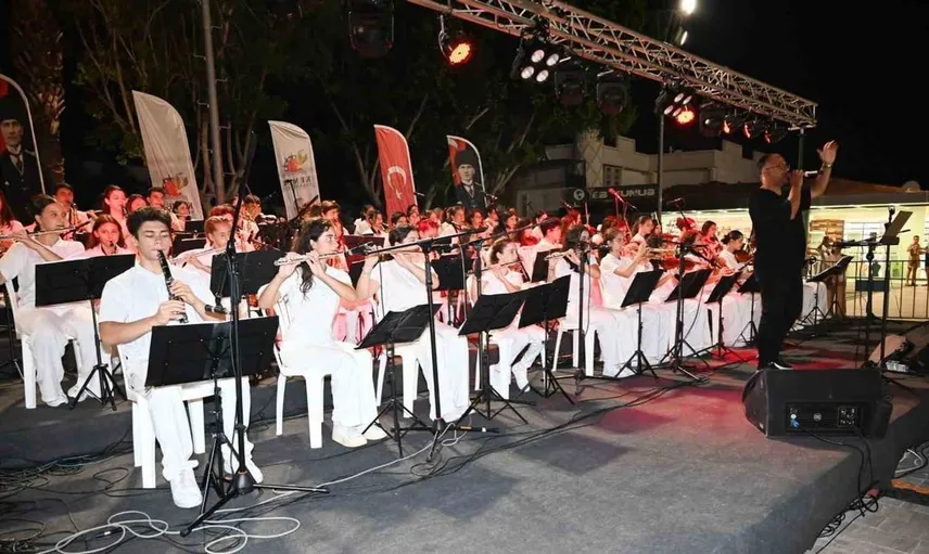 Kemer Belediyesi Cumhuriyet Orkestrası, genç yeteneklerle konser alanını doldurdu