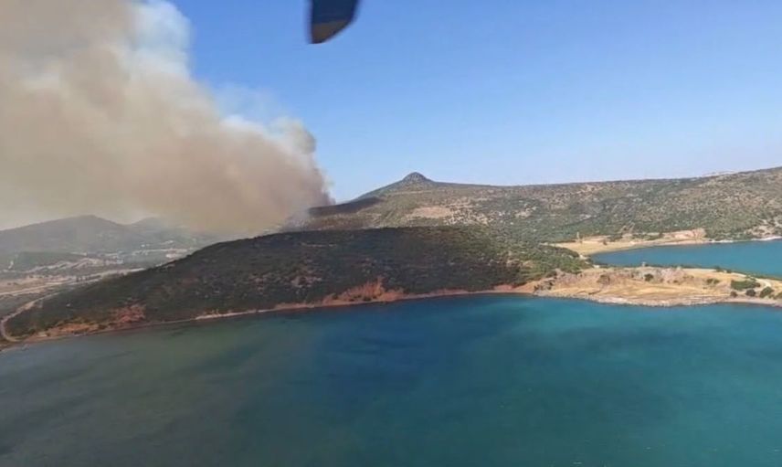 Foça'daki orman yangınına havadan ve karadan müdahale devam ediyor
