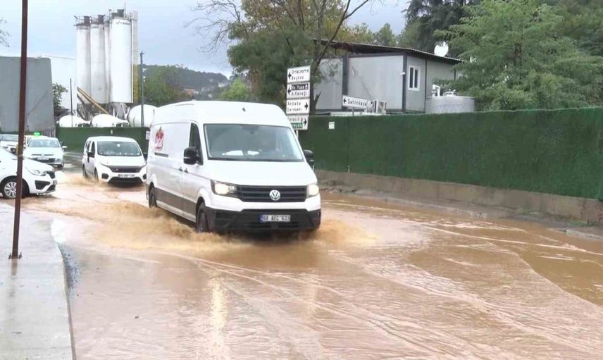 Beykoz'da sağanak yağış su taşkınlarına neden oldu