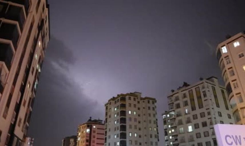 Kozan'da etkileyici şimşek gösterisi geceyi aydınlattı