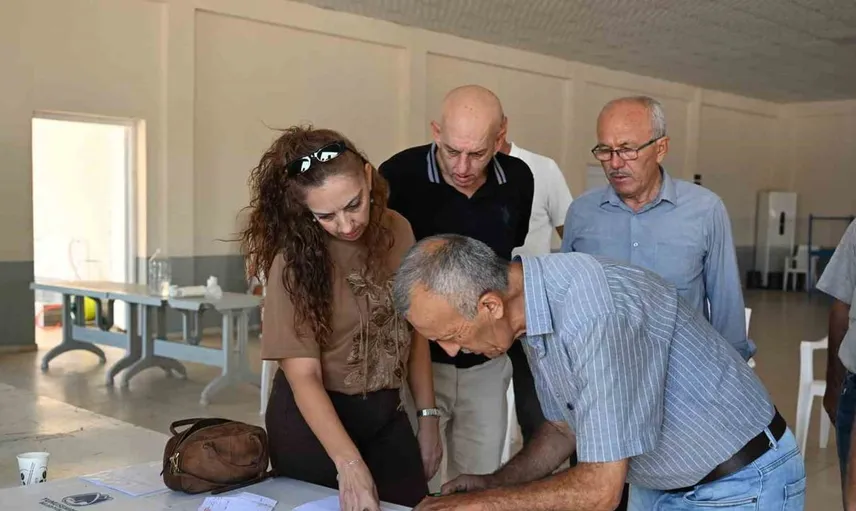Manisa'da çilek üreticilerine destek: Naylon desteğiyle maliyetler azaltılıyor