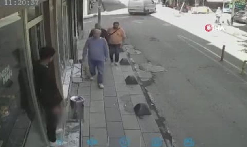 Bayrampaşa'da otomobil yayalara çarptı: 5 yaralı